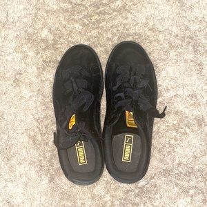 Black Puma sneakers size 4 in kids, worn once